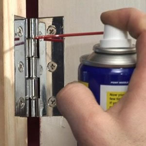 Чем смазать скрипящую дверь?