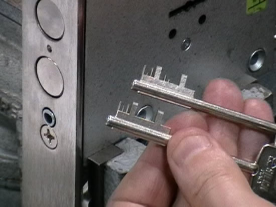 Поменять замок в двери - теперь это просто