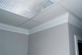 Каким клеем клеить потолочный плинтус?