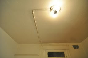 Как клеить плинтус на потолок?