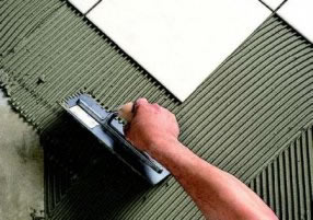 Как приклеить кафельную плитку?