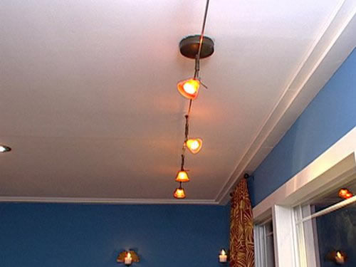 Как приклеить потолочный плинтус?