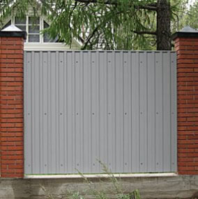 Как сделать забор из металлопрофиля?