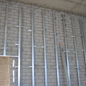 Как приклеить гипсокартон к стене?