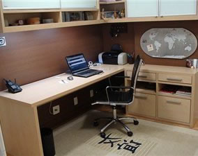 Как прикрепить плинтус к столешнице?