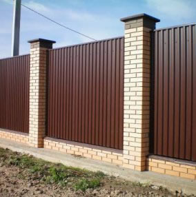 Как построить забор из профнастила своими руками?