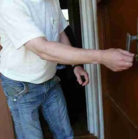 Как открыть дверь, если сломался замок?