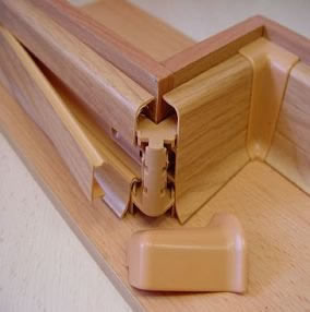 Как крепить пластиковый плинтус?