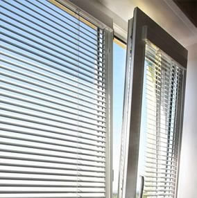 Как закрепить жалюзи на пластиковые окна?