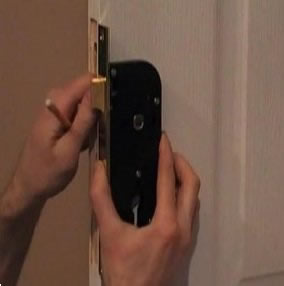 Как врезать замок в межкомнатную дверь своими руками?