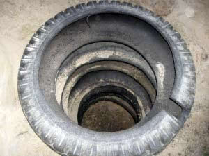 фото выгребная Яма из старых автомобильных покрышек