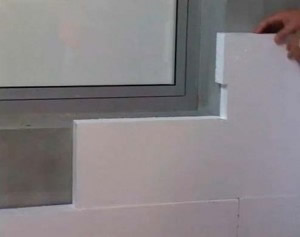 Крепление пенопласта возле окон и дверей