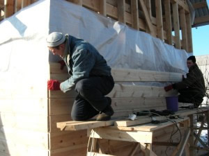 Крепим имитацию бруса поверх влаго-ветрозащитной пленки