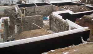 Обмазка ленточного фундамента