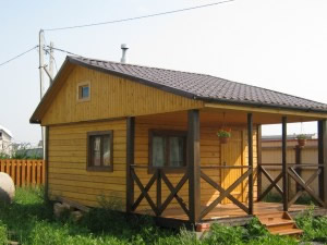 небольшая баня из профилированного бруса на дачном участке