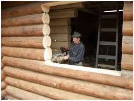 ФОТО Проем вырезается в стене сруба