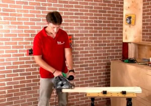 Работа ручной циркулярной пилой