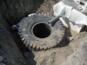 фото Септик из автомобильных покрышек.