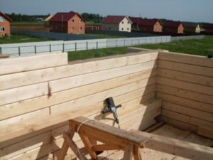 возведение стен сруба двухэтажного дома