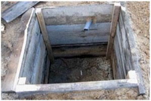 фото Выгребная яма, обшитая деревом