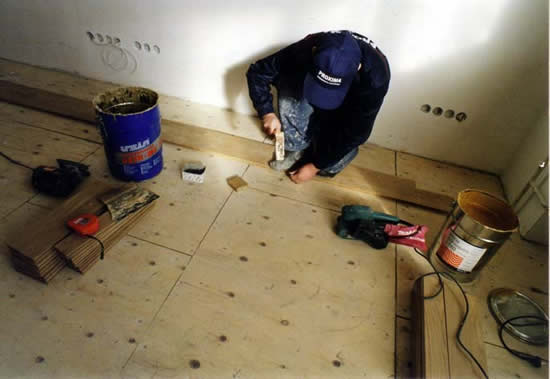 фото Выравнивание листами фанеры под ламинат