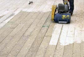 фото Выравнивание пола при помощи циклевки