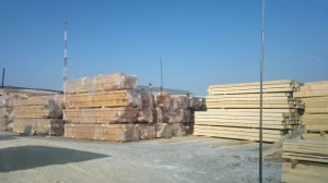 складирование бруса на складах производителей