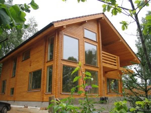 красивый дом из бруса построиный в окраинах Челябинска