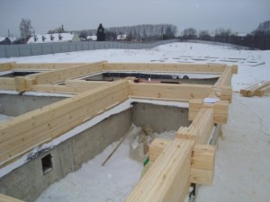 ленточный фундамент под баню и правельная укладка первых венцов