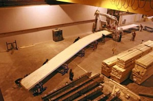 процесс склеивания клееного бруса в заводе производителя