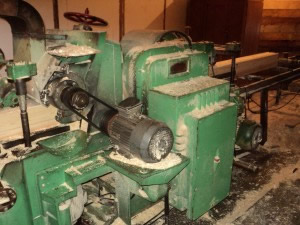 процесс производства профилированного бруса - нарезка пазов и чашек