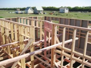 В строительстве каркасного дома также используют брус 50х100 мм