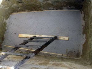 Бетонируем дно котлована под септик танк 