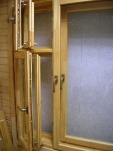 Окна в доме из клееного бруса