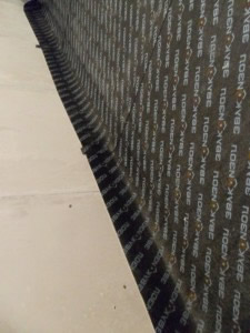 Оклейка стен подвала рубероидом