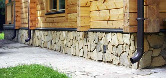 фото отделка цоколя деревянного дома камнем