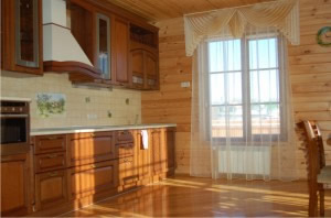 Ну разве не прелесть готовить в такой кухне обшитой имитацией бруса