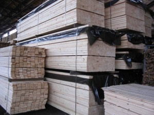 Еловый брус на складе - плюсы и минусы