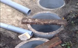 Подводим канализациооные трубы к  бетонным кольцам