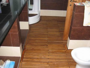 пол из дерева в ванной