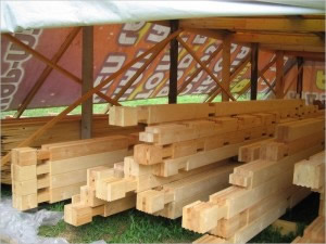 готовый брус распиленный с чашками под определеный проект дома