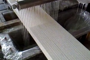 процесс склеивания ламелей во премя производства бруса