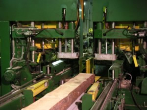 процесс распиловки бревна на брус