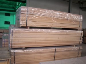 упакованный пиломатериал для строительства дома 