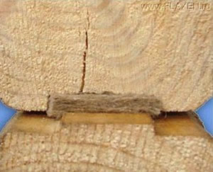 укладка межвенцового джута для утепления сруба