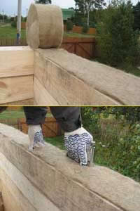 укладка межвенцевого утеплителя на брус